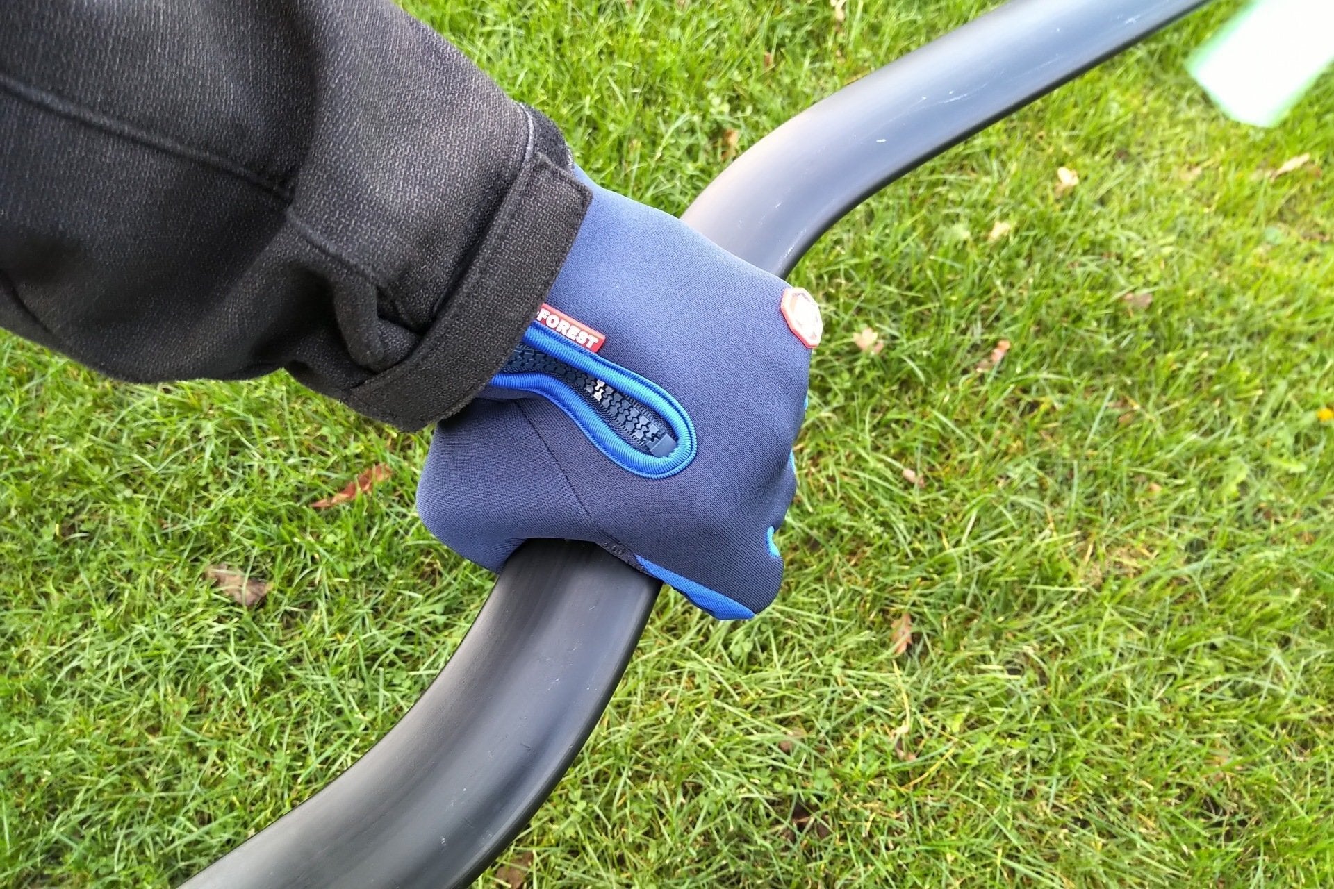 Budget windproof, palm grip and touchscreen gloves