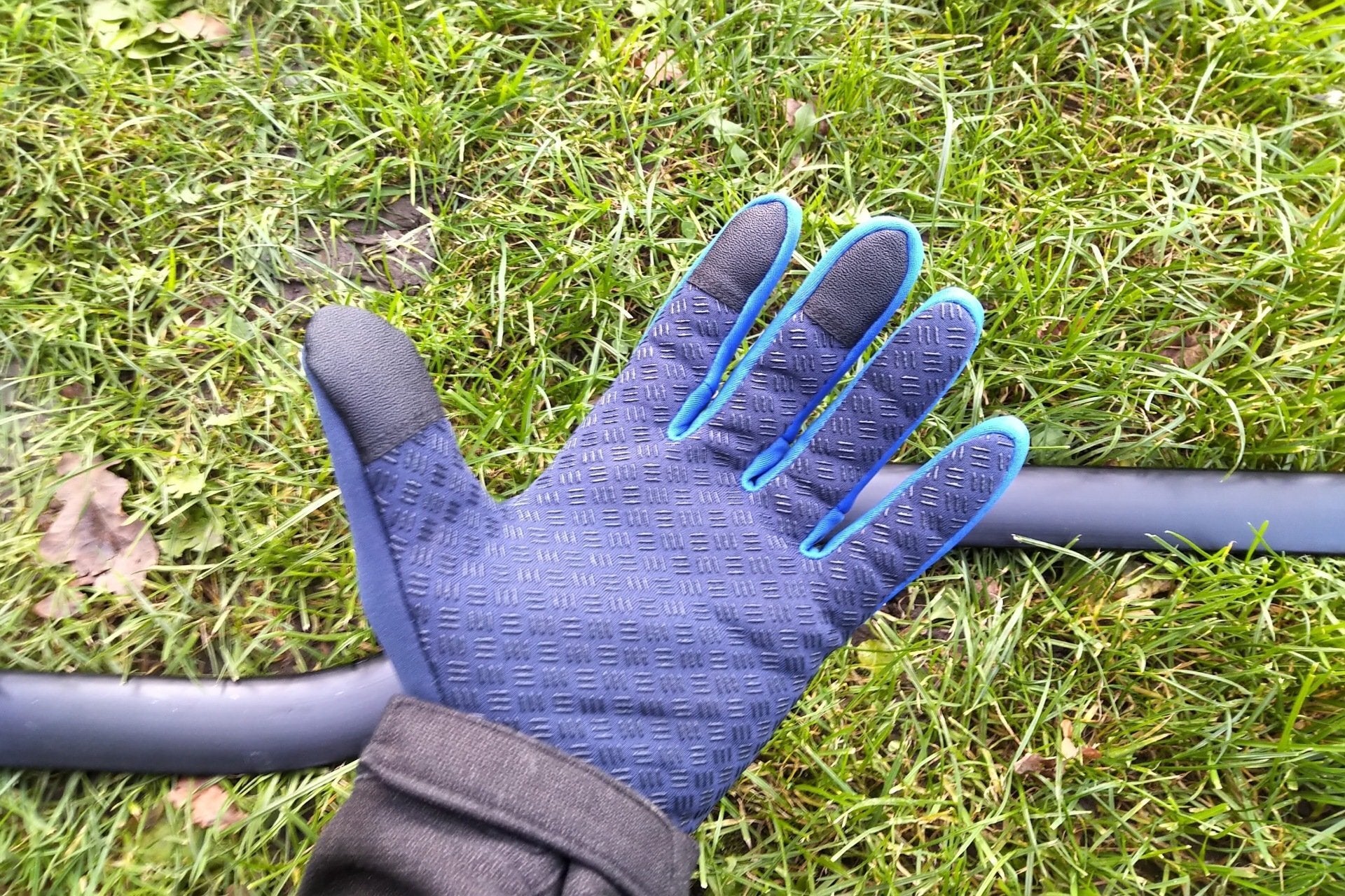 Budget windproof, palm grip and touchscreen gloves