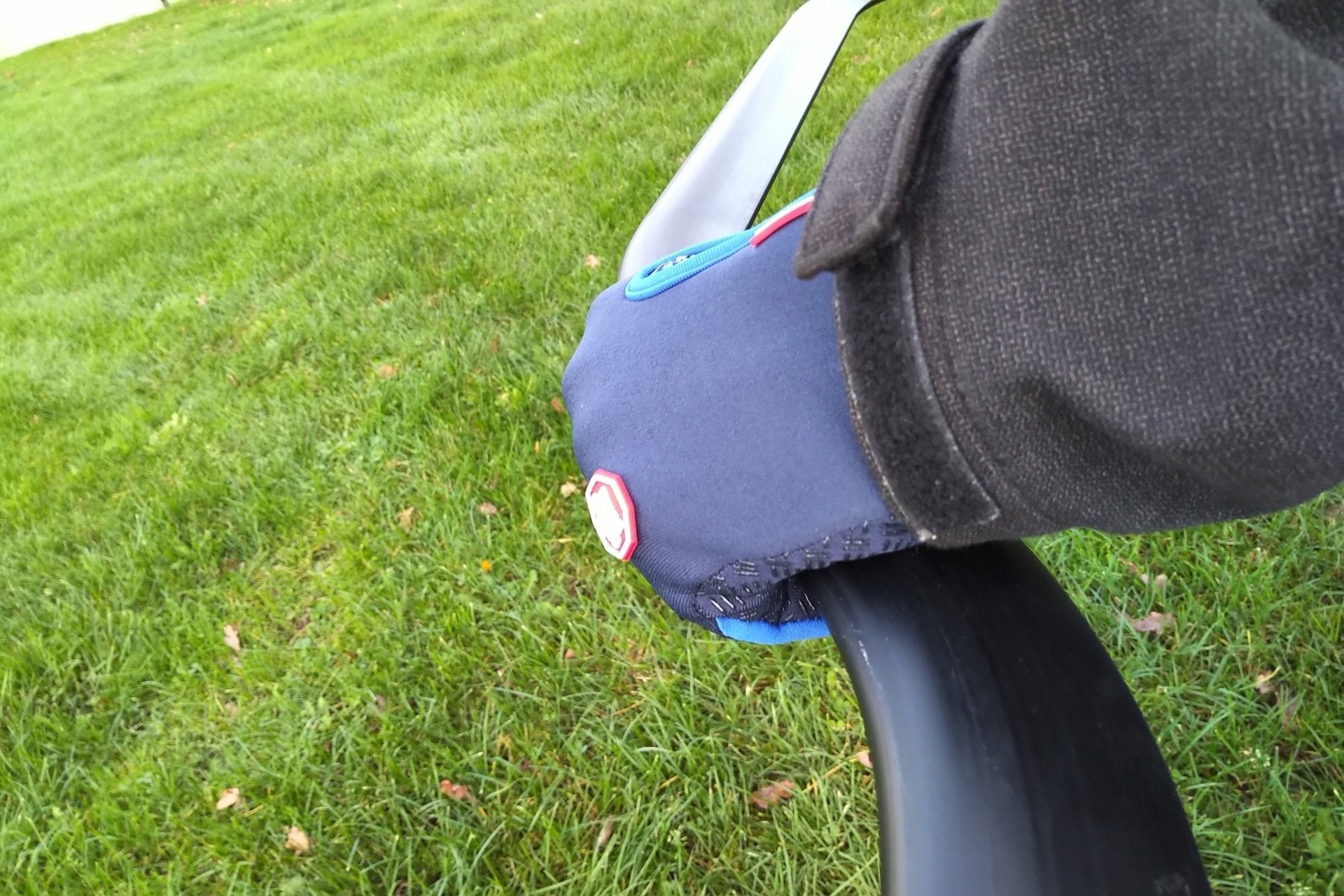 Budget windproof, palm grip and touchscreen gloves